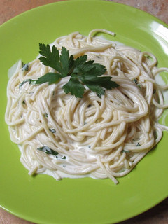 Una foto de Espagueti blanco en crema de queso philadelphia