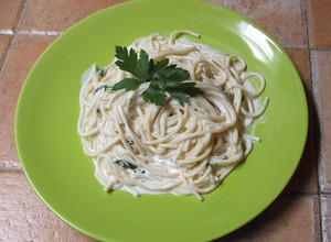 Una foto de Espagueti blanco en crema de queso philadelphia
