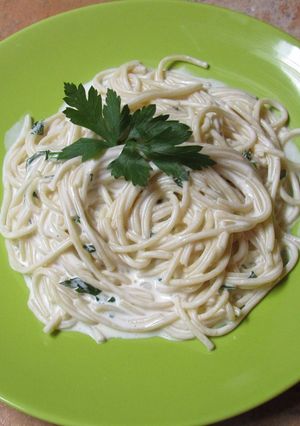 Una foto de Espagueti blanco en crema de queso philadelphia