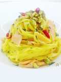 Tagliolini con crema di zucca, salmone affumicato e pistacchi