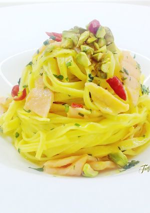 Foto di Tagliolini con crema di zucca, salmone affumicato e pistacchi