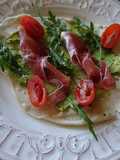 Piadina caseira de abacate e rúcula com lombo do cachaço de porco preto