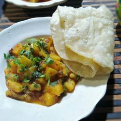 A picture of Alo ki bhujia with puri.
