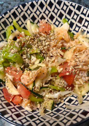 Una foto de Ensalada de sashimi de salmón con toque de cilantro con Aerosol Al Gusto