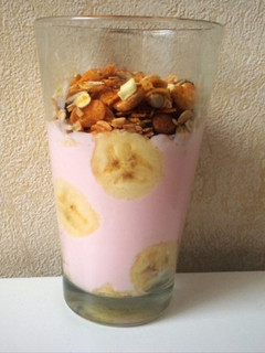 Una foto de Desayuno saludable: yogur con banana o kiwi y granola muy lindo