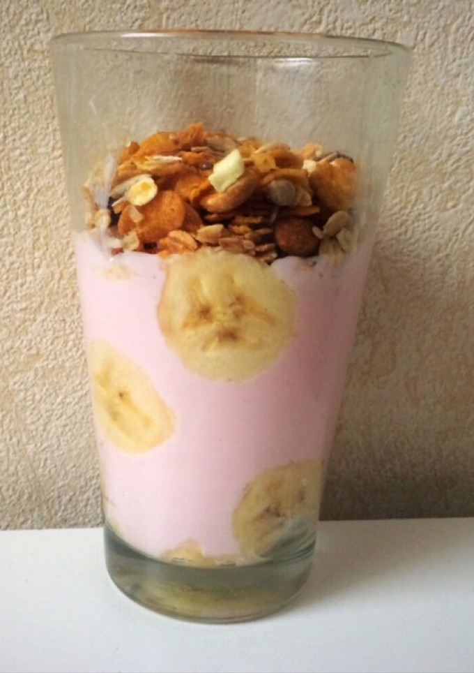 Una foto de Desayuno saludable: yogur con banana o kiwi y granola muy lindo