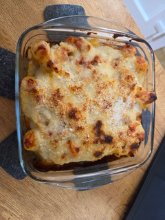 Una foto de Rigatoni rellenos de carne picada gratinados