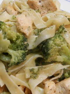 Una foto de Pasta con pollo y brécol