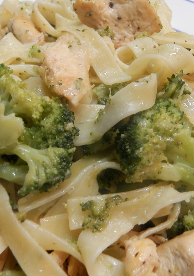 Una foto de Pasta con pollo y brécol