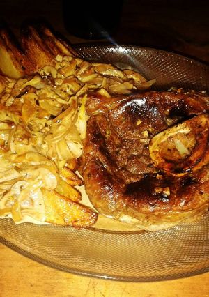Una foto de Osobuco a la plancha con papas doradas y cebolla a la crema