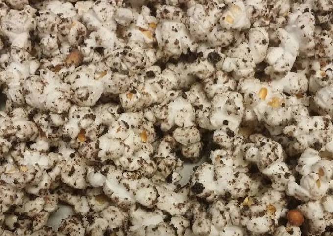 Easiest Way to Make Super Quick Homemade Cookies &amp; Cream Popcorn