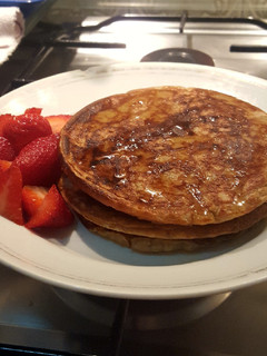 Una foto de Tortitas de avena, plátano y leche de almendras