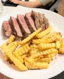 Thịt bò steak cùng khoai tây rán