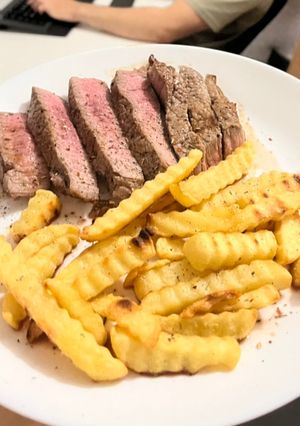 Hình của món Thịt bò steak cùng khoai tây rán.