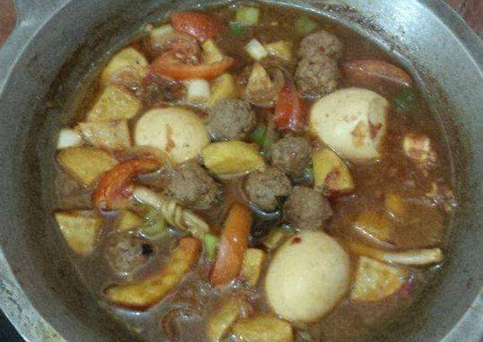 Semur Bola-bola daging kentang pedas