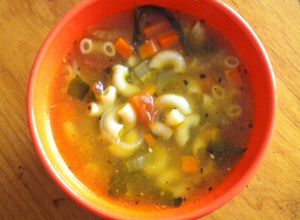 Una foto de Sopa de pollo y pasta