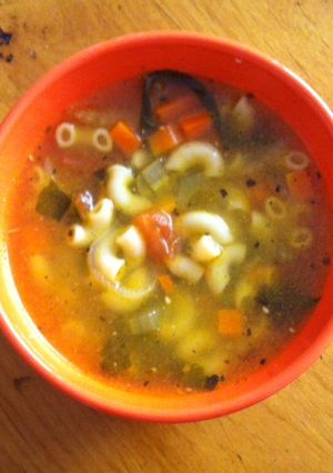 Una foto de Sopa de pollo y pasta