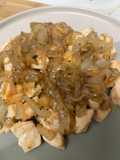 Pechugas de pollo con cebolla caramelizada a la cerveza