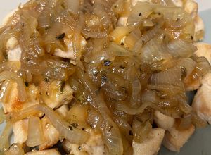 Foto principal de Pechugas de pollo con cebolla caramelizada a la cerveza