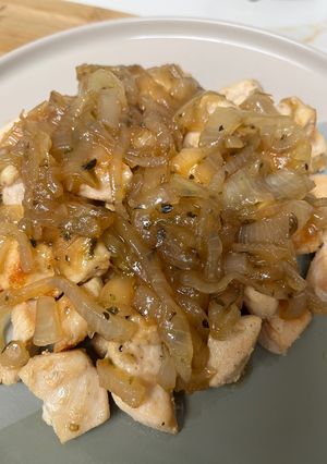 Foto principal de Pechugas de pollo con cebolla caramelizada a la cerveza
