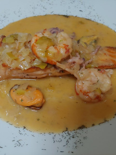 Una foto de Salmón en salsa de naranja y marisco