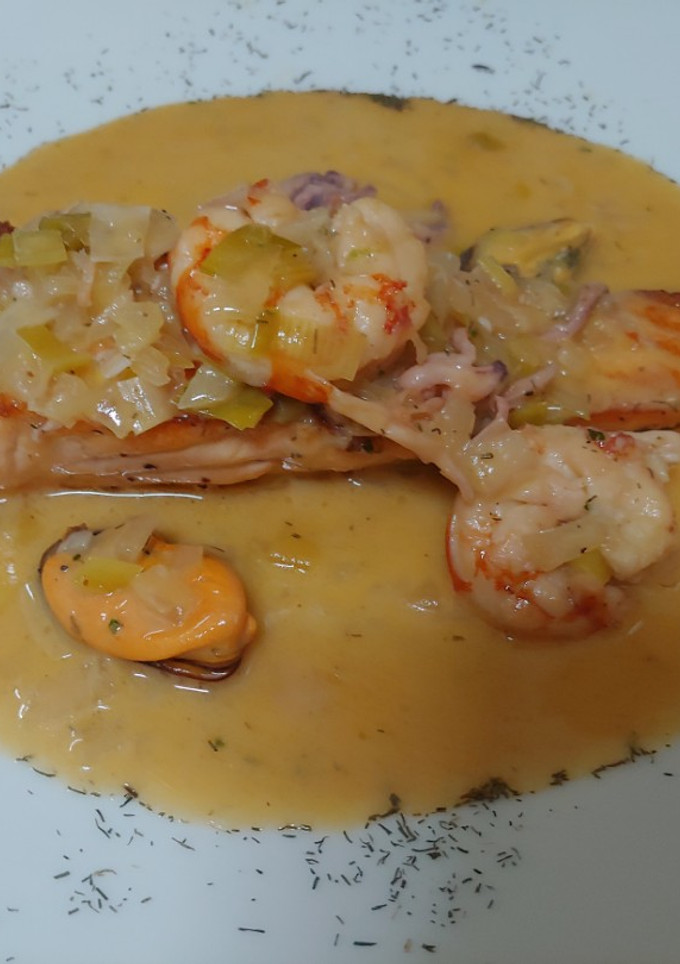 Una foto de Salmón en salsa de naranja y marisco