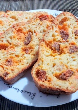 Sajtos-kolbászos kenyér recept fotója
