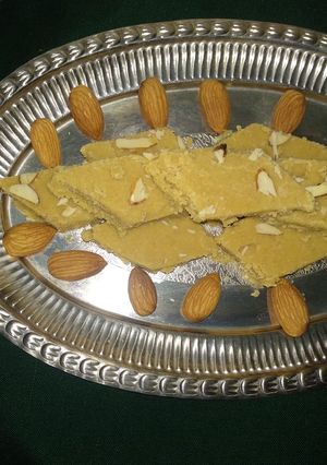 સુખડી(sukhdi recipe in gujarati) રેસીપી મુખ્ય ફોટો