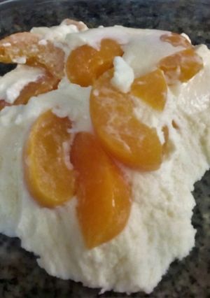 Una foto de Postre mmmh😋con masmelos y duraznos