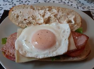 Foto principal de Chivito (bocadillo popular valenciano)