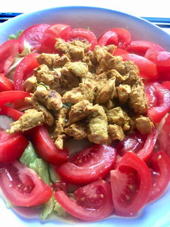 Una foto de Ensalada con pollo al curry