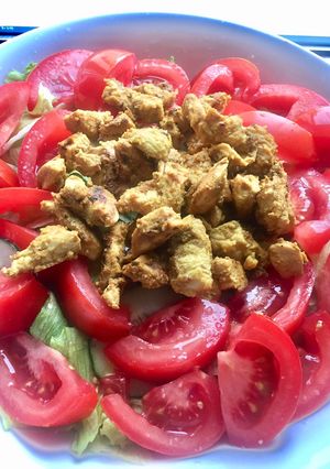 Una foto de Ensalada con pollo al curry