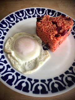 Una foto de Arroz rosa con huevo