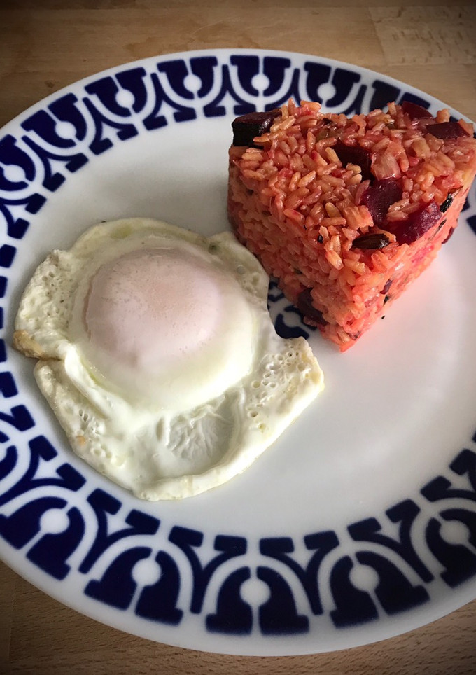 Una foto de Arroz rosa con huevo
