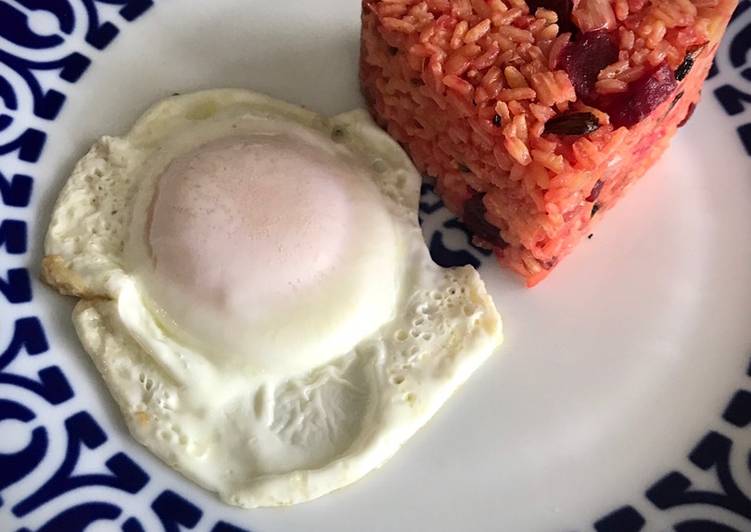 Arroz rosa con huevo