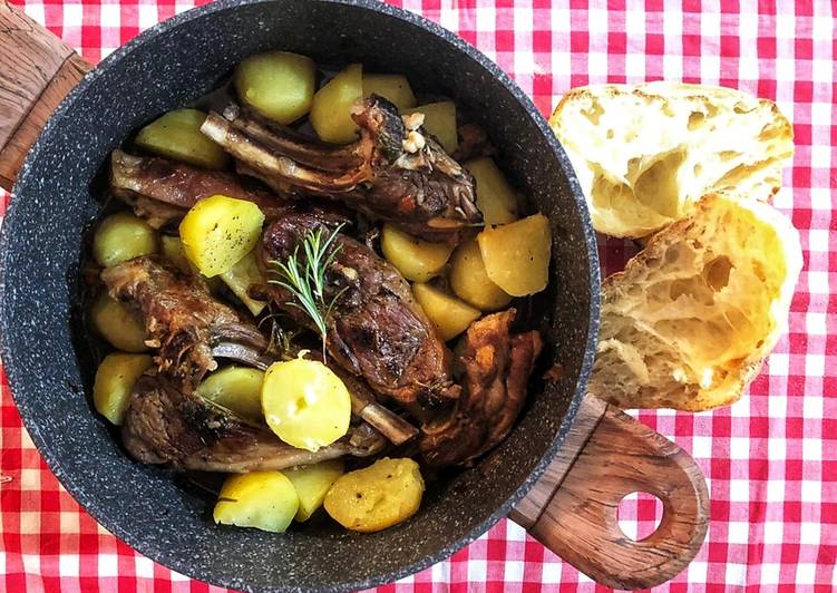 Costolette di agnello stufate con patate 🍖🥔