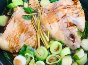 Hình của món Vào bếp cùng con: cá diêu hồng hấp xì dầu và hành boa rô thơm phức.