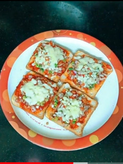 ब्रेड पिज़्ज़ा (bread pizza recipe in Hindi) रेसिपी मुख्य फोटो