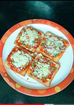 ब्रेड पिज़्ज़ा (bread pizza recipe in Hindi) रेसिपी मुख्य फोटो
