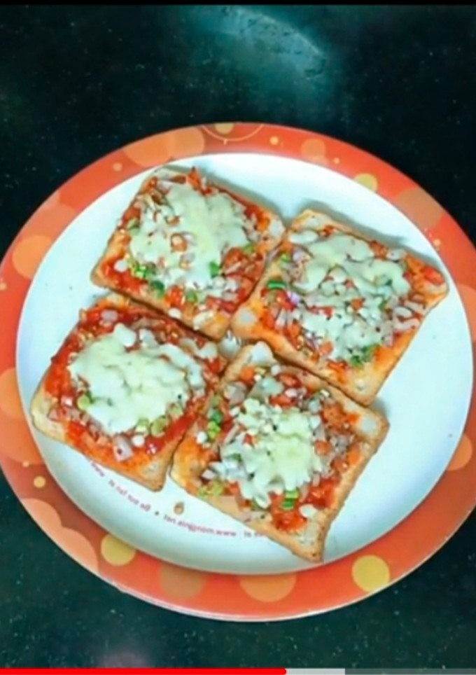 ब्रेड पिज़्ज़ा (bread pizza recipe in Hindi) रेसिपी मुख्य फोटो