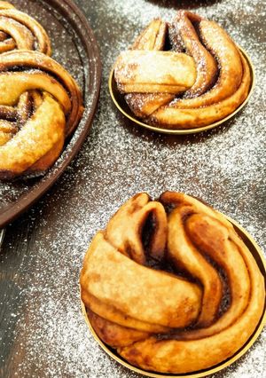 नो ईस्ट नोओवन सीनँमन रोल क्नॉट (no yeast cinnamon roll recipe in marathi) रेसिपी चे मुख्य फोटो 