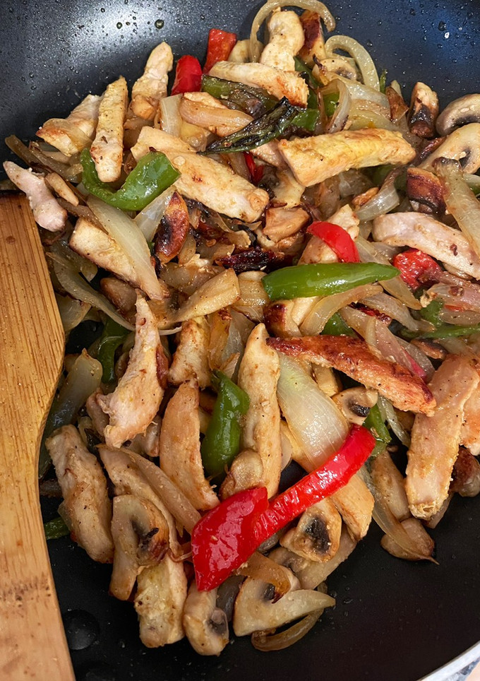 Una foto de Pollo con verduritas a mi manera