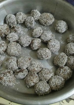 Una foto de Bombones de porotos negros y torta de chocolate