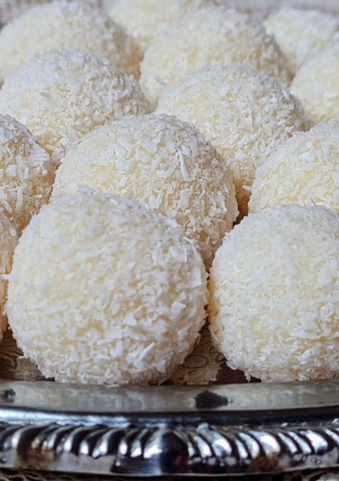 Una foto de Beijinhos de coco 🇧🇷 Bocaditos de coco 🥥 solo 3 ingredientes 🇧🇷