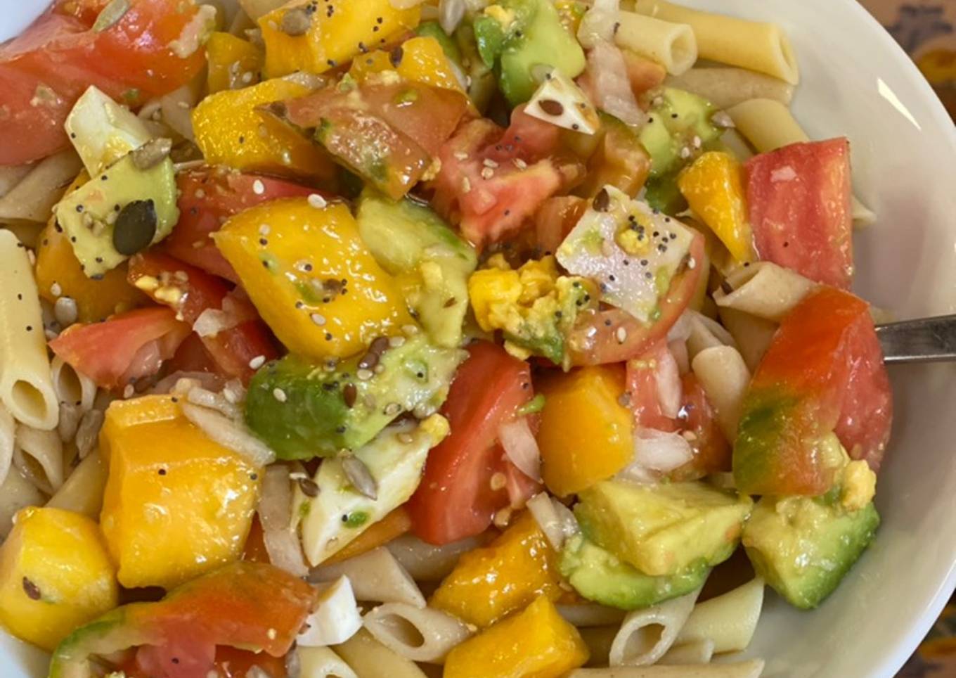 Ensalada de pasta súper refrescante con mango