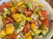 Una foto de ensalada de pasta fria
