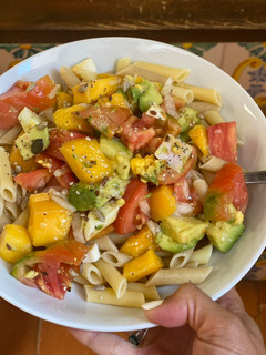 Una foto de Ensalada de pasta súper refrescante con mango