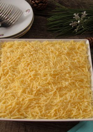 Фото Слоеный салат с копченой курицей, ананасами и черносливом.