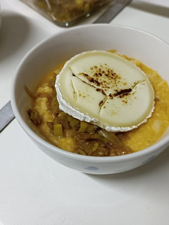 Una foto de Sopas de ajo con cebolla y puerro caramelizados y queso de cabra