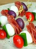 Espetinhos Caprese com Salame